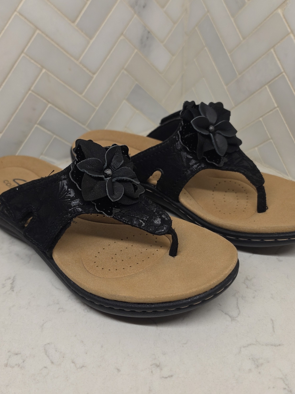 NWT Clarks Black Floral Thong Sandals with Tan Footbed